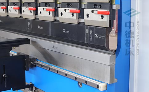 ZDPK-6325標配高精度模具快夾，換模速度快5倍，加高型模托是門業(yè)制造專業(yè)配置.jpg