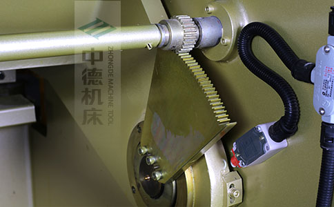 ZDS-450采用高精度刀片間隙調(diào)節(jié)齒輪，經(jīng)過淬火高硬度又耐磨，表面鍍鋅不生銹，長年累月使用依然有很高的調(diào)節(jié)精度.jpg