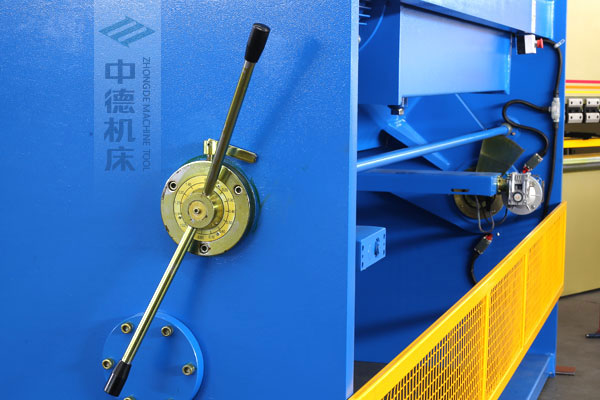 ZDSK-1632剪板機(jī)刀片間隙手動調(diào)節(jié)器，刻度清淅，調(diào)節(jié)省力又簡便.jpg
