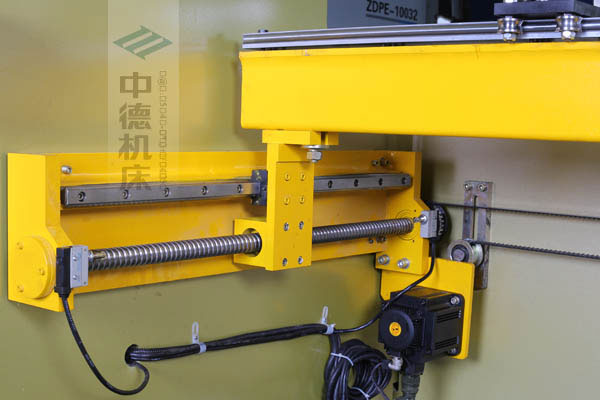 ZDPK-10032X軸配有滾珠絲桿及直線導(dǎo)軌，大功率伺服電機(jī)，鋼絲同步帶，能顯著提升X軸定位精度及速度