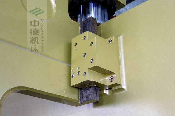 ZDP-20050加厚型滑塊導(dǎo)軌，強(qiáng)有力的保持滑塊間隙，有效減少工作時(shí)的抖動(dòng).jpg