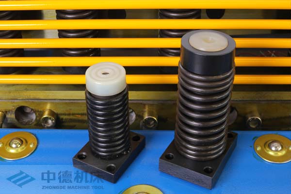 ZDS-2032采用高品質(zhì)壓料油缸，不滲油不會(huì)在板材表面留有油污.jpg