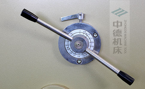 ZDS-640剪板機(jī)刀片間隙手動(dòng)調(diào)節(jié)器，刻度清淅，調(diào)節(jié)省力又簡(jiǎn)便.jpg