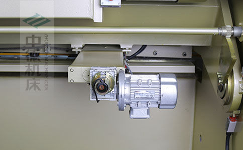 ZDS-640剪板機(jī)后檔料結(jié)構(gòu)，平行度高，并采用國(guó)內(nèi)一流品牌軸承，耐磨抗壓壽命長(zhǎng).jpg